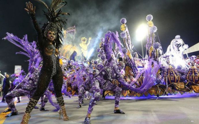 Карнавал в Сан-Паулу 2015: роскошные женщины и перья