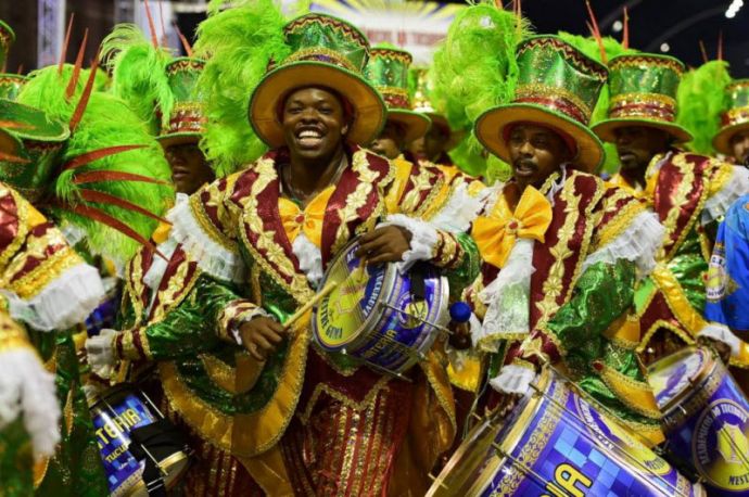 Карнавал в Сан-Паулу 2015: роскошные женщины и перья