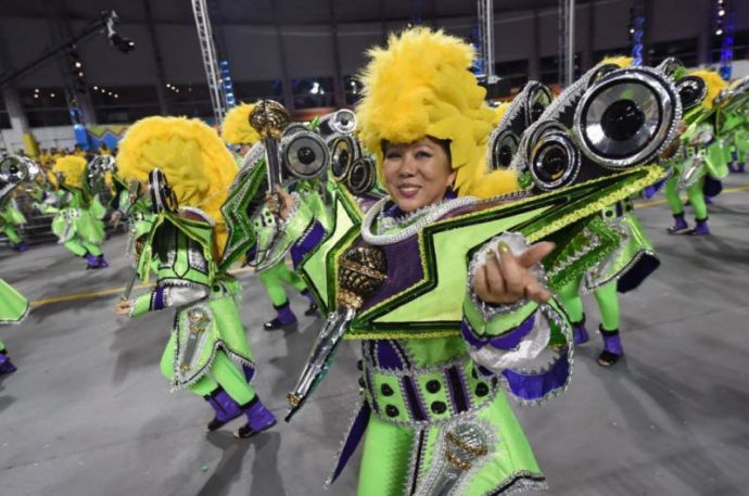 Карнавал в Сан-Паулу 2015: роскошные женщины и перья