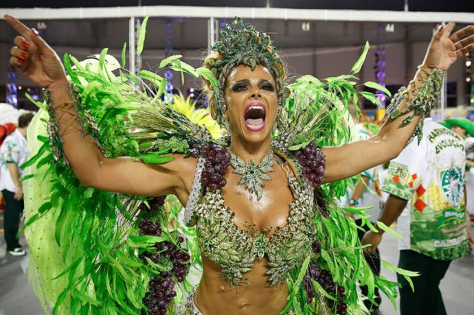 Карнавал в Сан-Паулу 2015: роскошные женщины и перья
