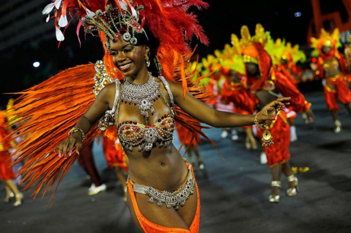 Карнавал в Сан-Паулу 2015: роскошные женщины и перья