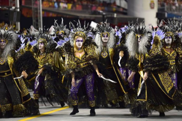 Карнавал в Сан-Паулу 2015: роскошные женщины и перья