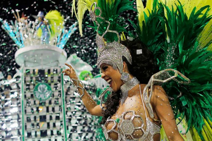 Карнавал в Сан-Паулу 2015: роскошные женщины и перья