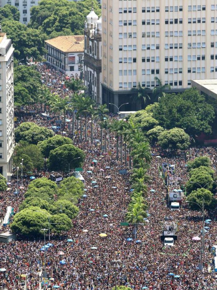 Карнавал в Сан-Паулу 2015: роскошные женщины и перья