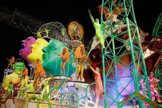 Карнавал в Сан-Паулу 2015: роскошные женщины и перья