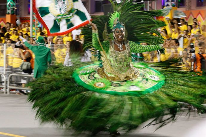 Карнавал в Сан-Паулу 2015: роскошные женщины и перья
