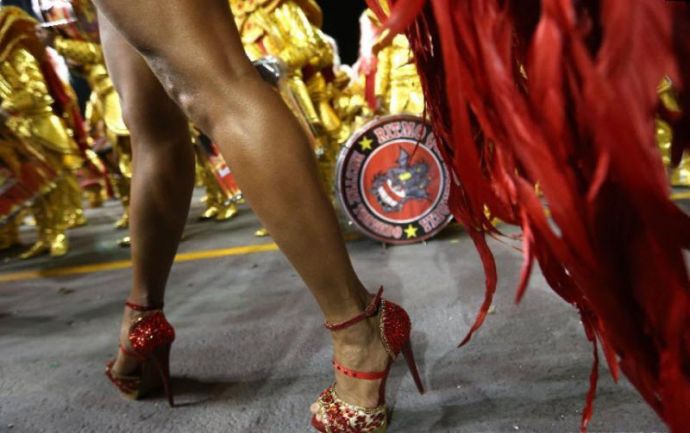 Карнавал в Сан-Паулу 2015: роскошные женщины и перья