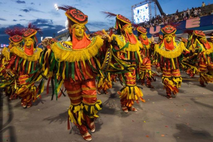 Карнавал в Сан-Паулу 2015: роскошные женщины и перья