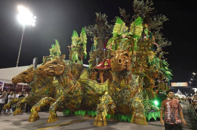 Карнавал в Сан-Паулу 2015: роскошные женщины и перья