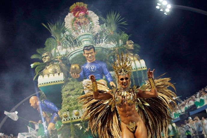 Карнавал в Сан-Паулу 2015: роскошные женщины и перья