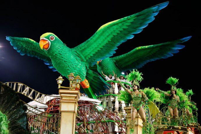 Карнавал в Сан-Паулу 2015: роскошные женщины и перья