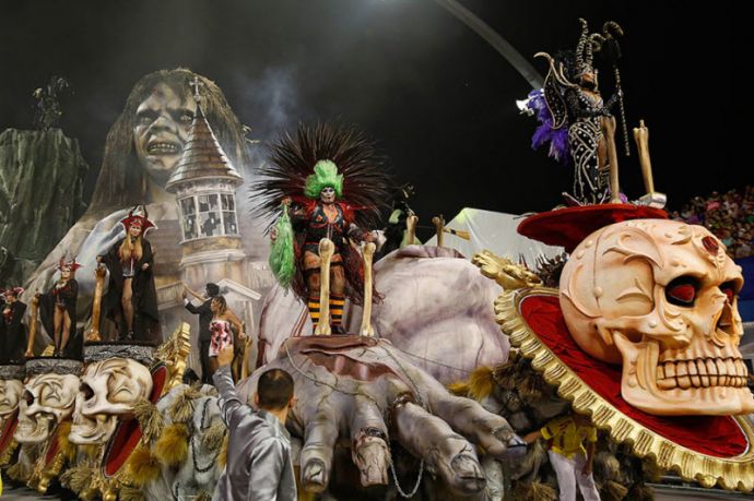 Карнавал в Сан-Паулу 2015: роскошные женщины и перья