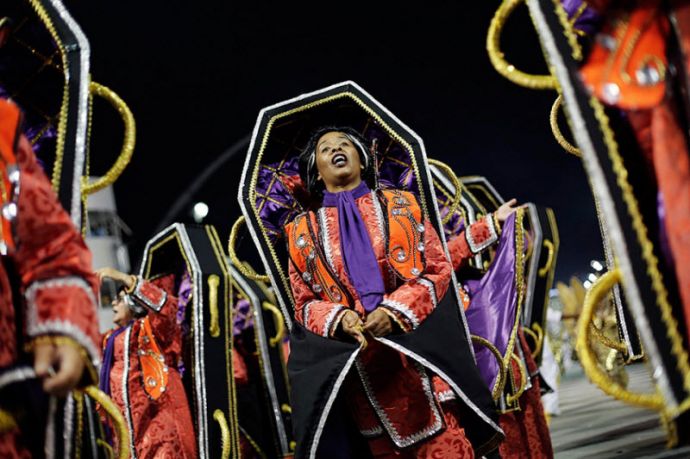 Карнавал в Сан-Паулу 2015: роскошные женщины и перья