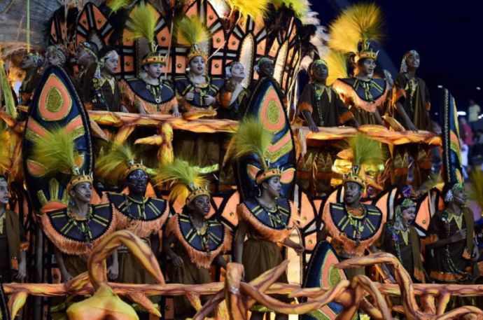 Карнавал в Сан-Паулу 2015: роскошные женщины и перья