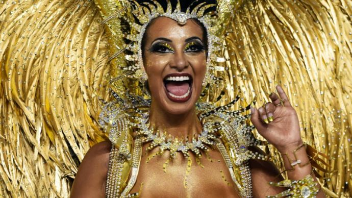 Карнавал в Сан-Паулу 2015: роскошные женщины и перья