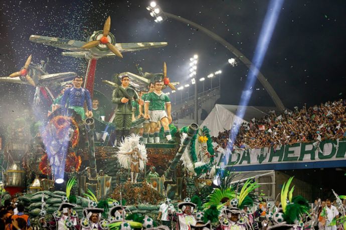 Карнавал в Сан-Паулу 2015: роскошные женщины и перья