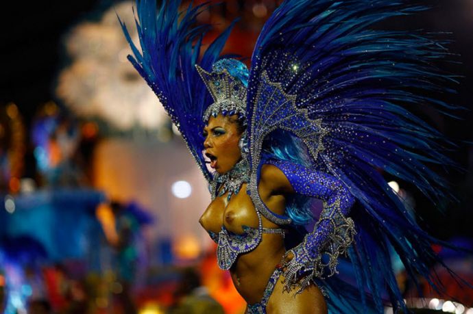 Карнавал в Сан-Паулу 2015: роскошные женщины и перья