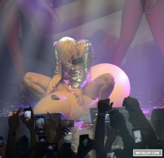 Майли Сайрус совсем сошла с ума