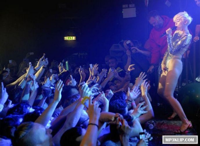 Майли Сайрус совсем сошла с ума