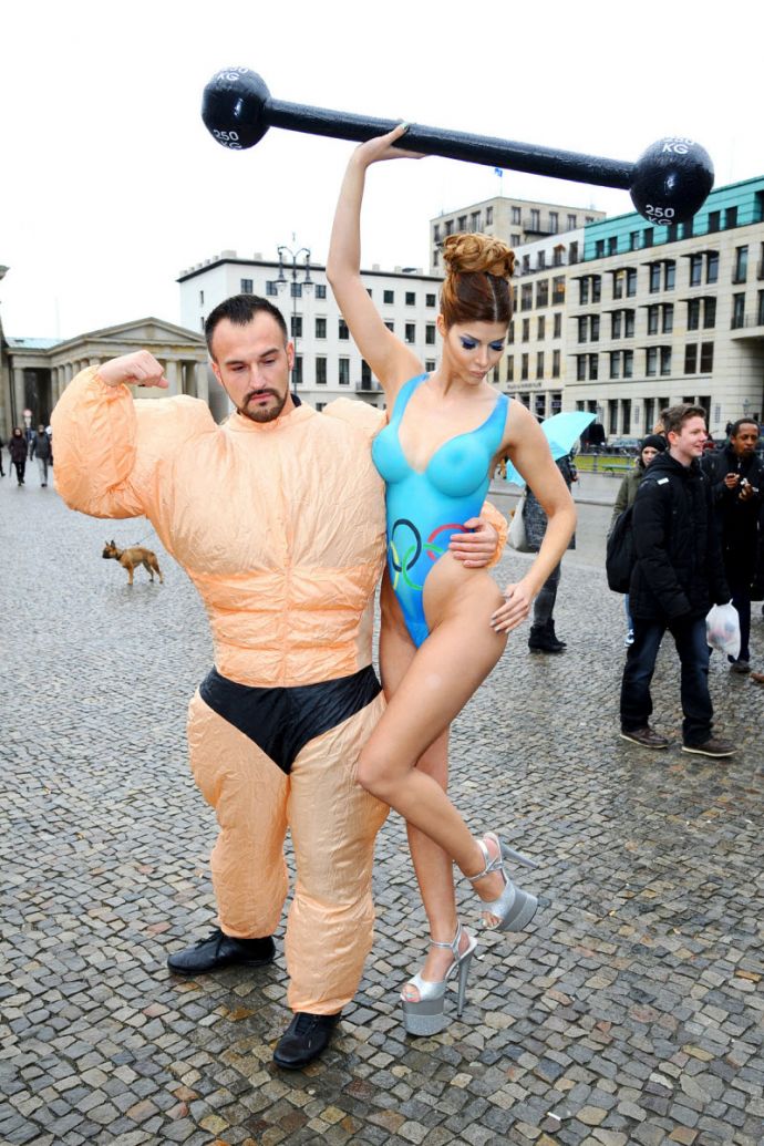 Микаэла Шефер в очередной голой фотосессии (эротика)