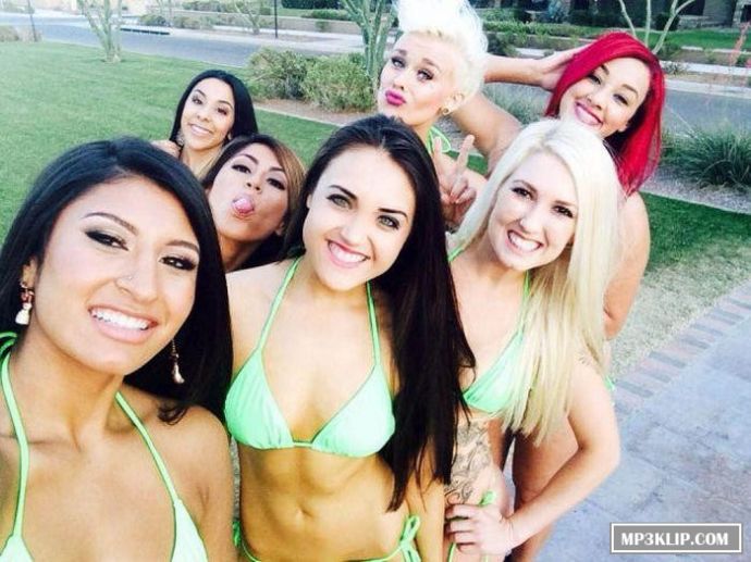 Все девушки должны носить бикини