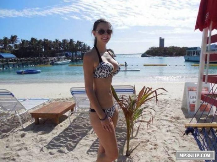 Жаркое лето и красотки в бикини