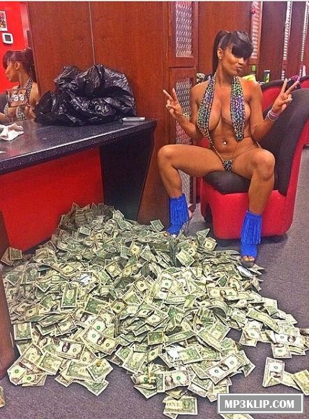 За кулисами в стрип-клубе