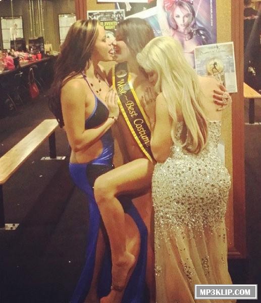 За кулисами в стрип-клубе