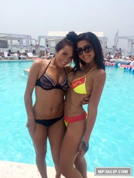 Жаркое лето и красотки в бикини