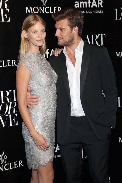 Алекс Петтифер с возлюбленной Марло Хорст на Moncler’s