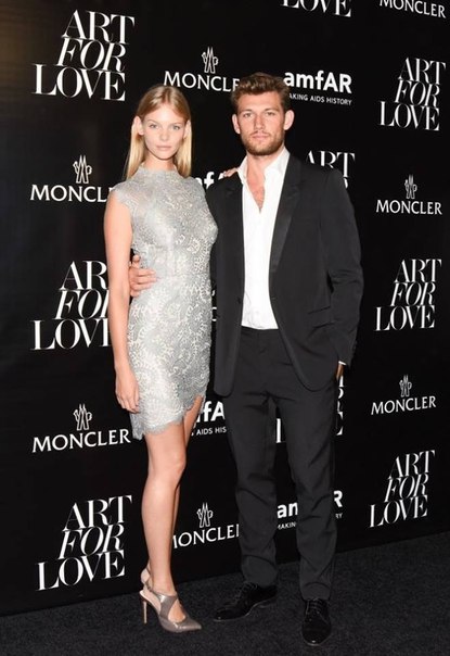 Алекс Петтифер с возлюбленной Марло Хорст на Moncler’s