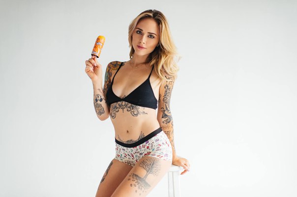 ALYSHA NETT медленно сосет мороженое