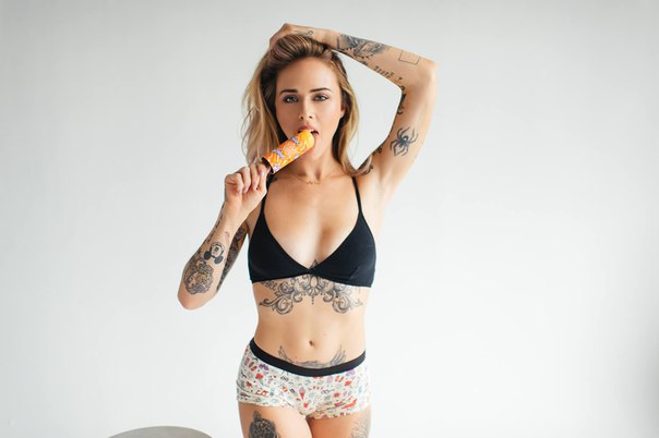 ALYSHA NETT медленно сосет мороженое