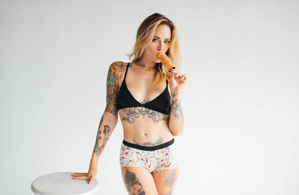 ALYSHA NETT медленно сосет мороженое