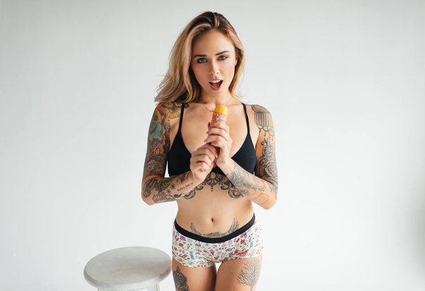 ALYSHA NETT медленно сосет мороженое