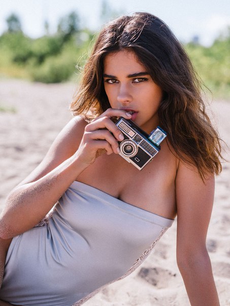 Дайана Радс (Dajana Rads) в бикини в песках