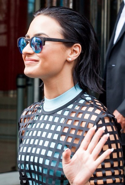 Деми Ловато посетила радиостанцию NRJ в Париже