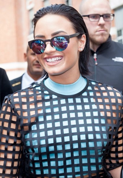 Деми Ловато посетила радиостанцию NRJ в Париже