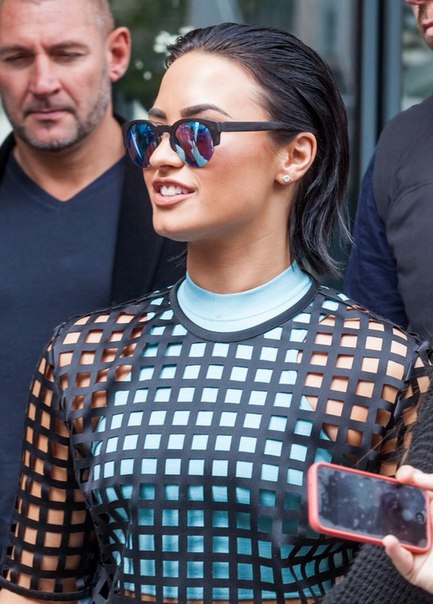 Деми Ловато посетила радиостанцию NRJ в Париже