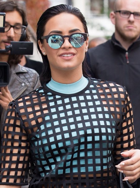 Деми Ловато посетила радиостанцию NRJ в Париже