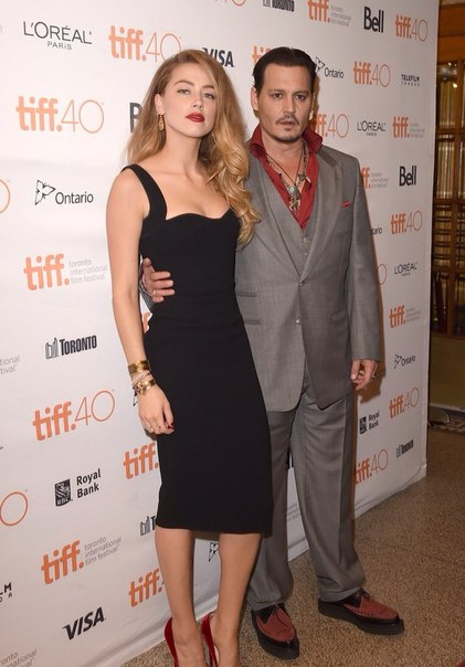 Джонни Депп, Эмбер Херд и Дакота Джонсон на премьере фильма "Черная месса