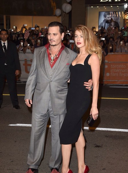 Джонни Депп, Эмбер Херд и Дакота Джонсон на премьере фильма "Черная месса