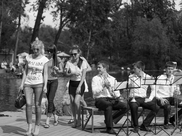 Куда пялимся?!