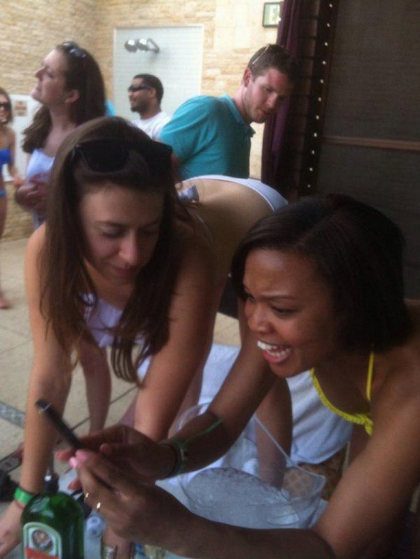 Куда пялимся?!