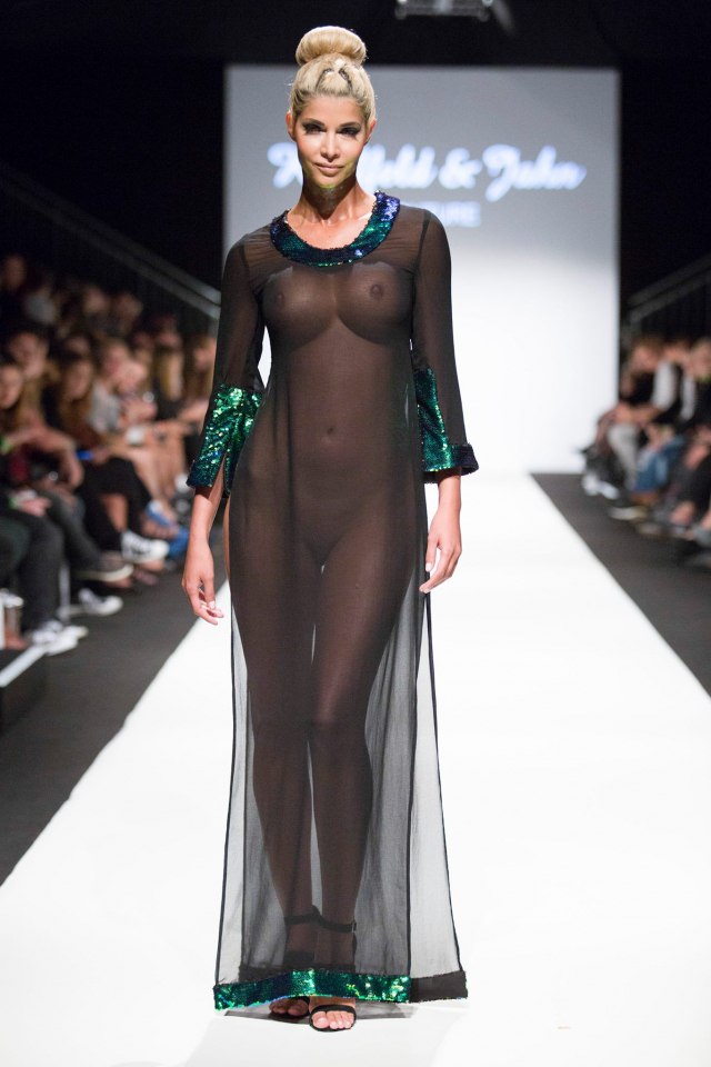 Микаэла Шефер в откровенном наряде