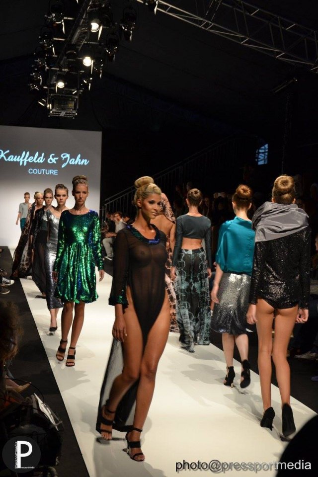 Микаэла Шефер в откровенном наряде