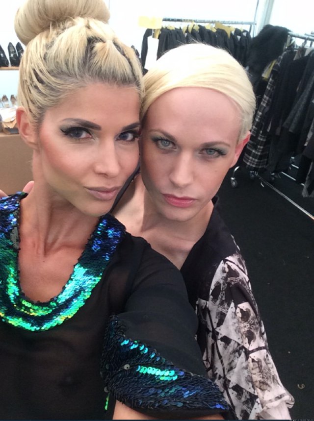 Микаэла Шефер в откровенном наряде