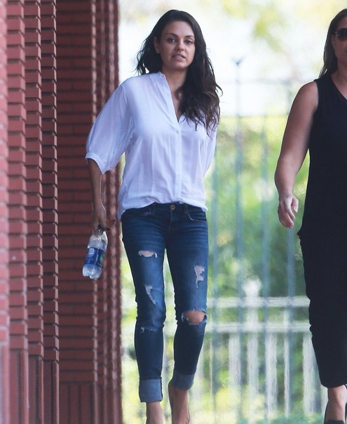 Мила Кунис в Бербанке - 8 сентября