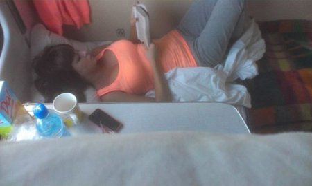 С такими попутчицами и ехать веселей