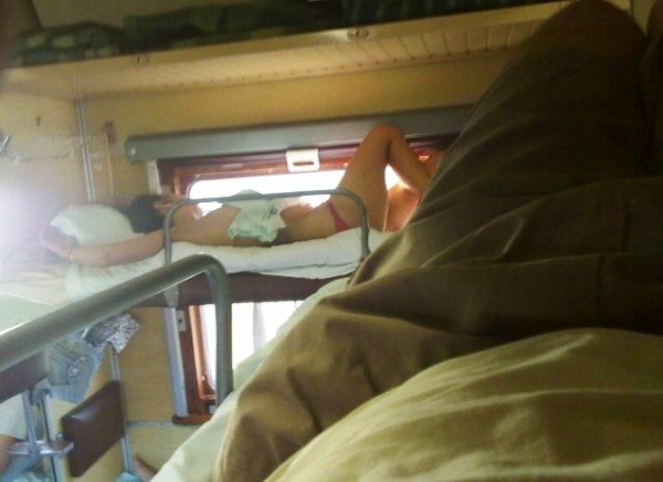 С такими попутчицами и ехать веселей